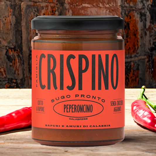 Crispino Sugo Pronto Peperoncino on wooden table